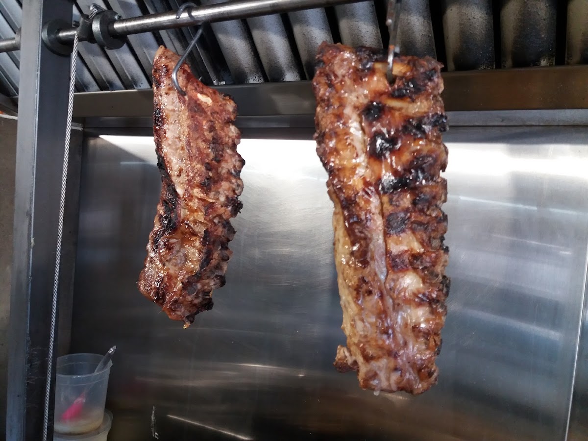 Parrilla y leña encendida
